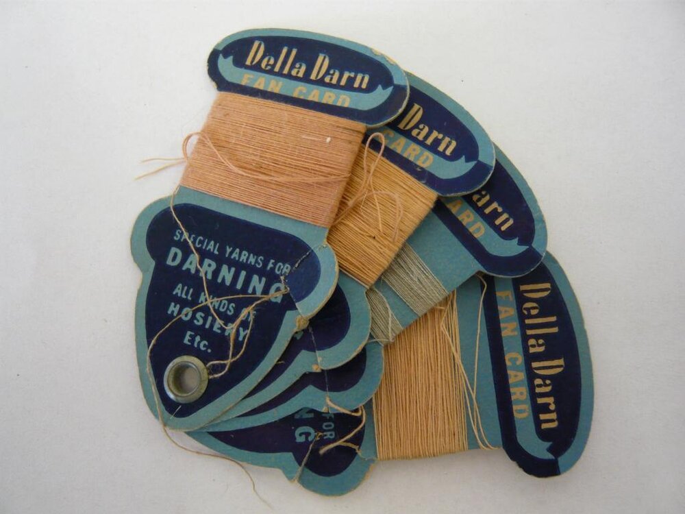 Fan card of darning yarns