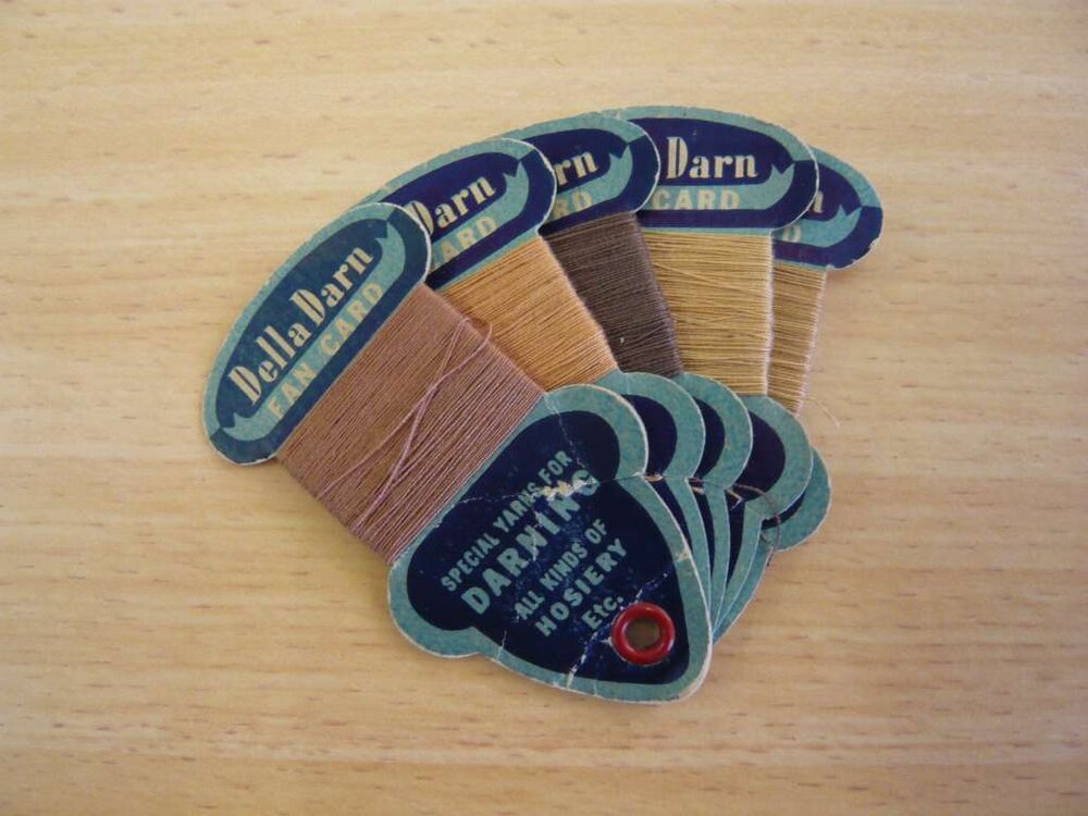 Hosiery darning yarn cards