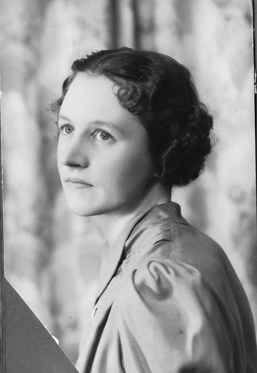 Female Ligman family member looking over her shoulder