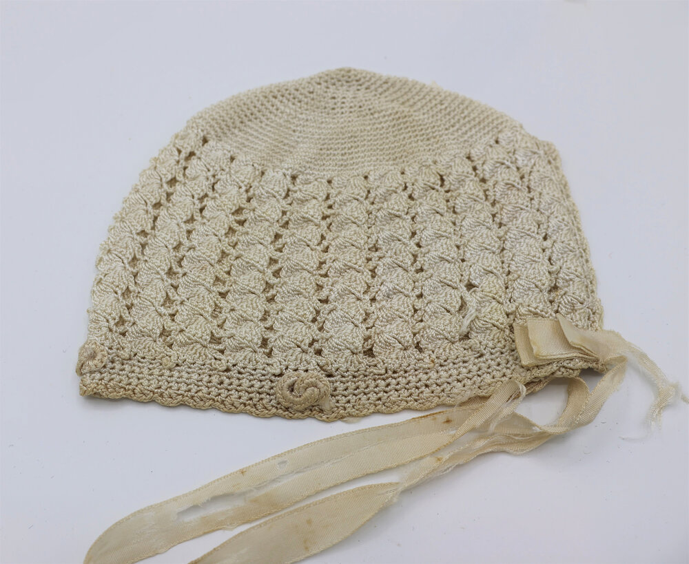 Baby bonnet with ribbon ties