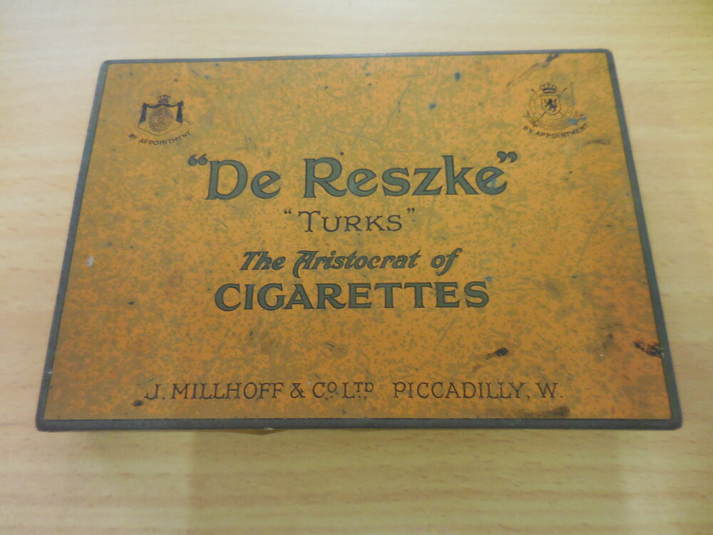 De Reszke cigarettes tin