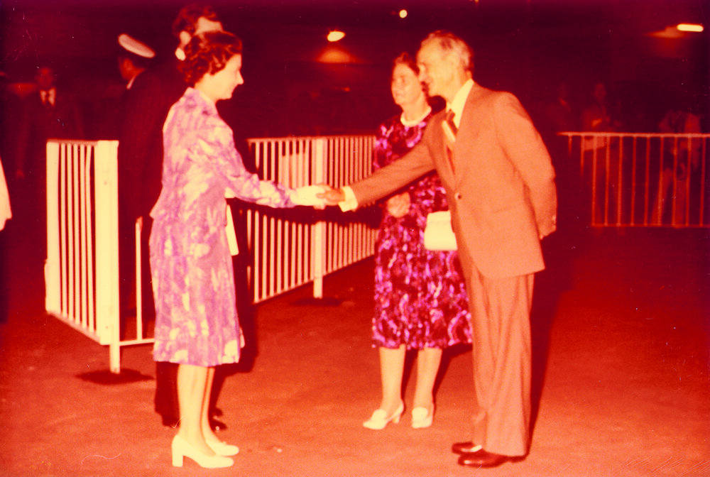 Maud and Don Thomas meet the Queen