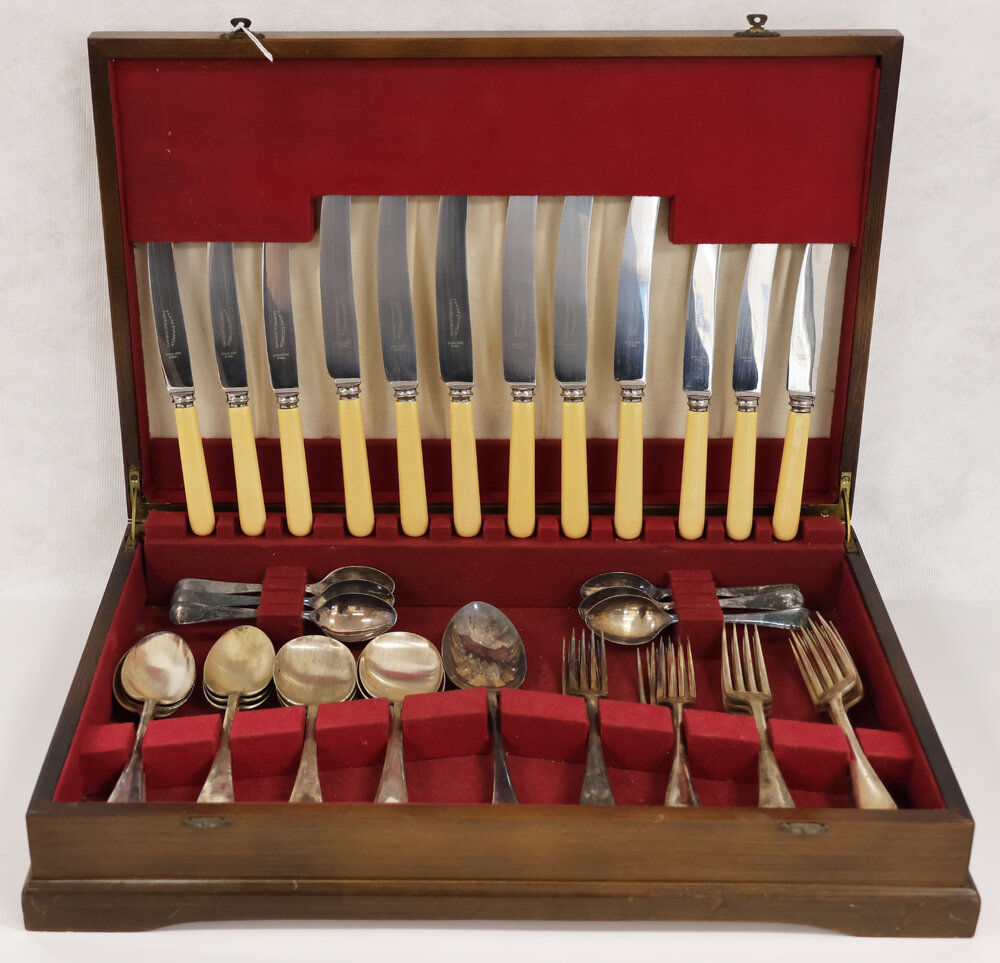 Wooden presentation cutlery box 