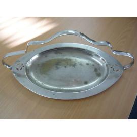 Electroplated cake plate with handle
