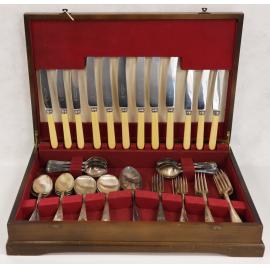 Wooden presentation cutlery box 