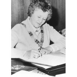 Mayor Alma Venville wearing the Mayoral Chain