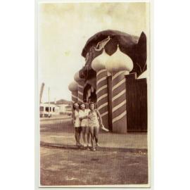 Ruth Durrant, Jean Rinaldi and Ethel Hawtin at the entrance to Luna Park c1940