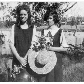 Ligman girls at Gwelup Lake
