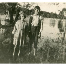 Ligman children at Lake Gwelup