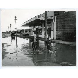 Flooding on Beaufort Street in Inglewood in 1955