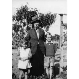 Hilda, Beryl and Roy Thomspson at Balcatta property