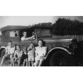 Hilda Thompson in car with children Roy, John, Brian, Keith and Bery at North Beach
