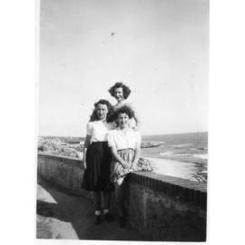 Eleanor Jefferies with friends at North Beach c1943