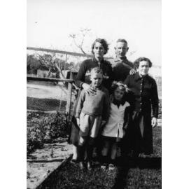 Edward and Ellen with daughter Hilda and her children at the Balcatta property
