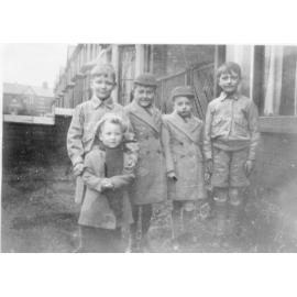 Allan Maddox and family dressed ready to leave England for Australia